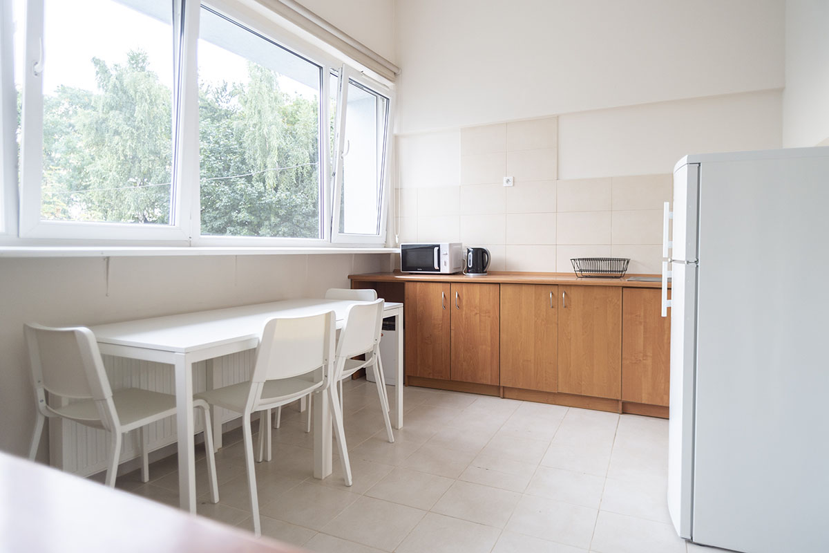 Кухня с холодильником и столом в общежитии